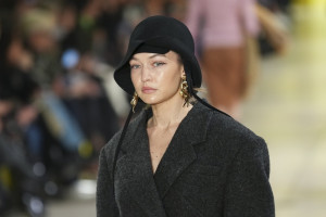 Το ρετρό curved bob της Gigi Hadid αποπνέει αέρα 1950s