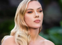 Το απόλυτο makeup trick για να σταθεροποιήσετε το μακιγιάζ σας σε λιγότερο από τριάντα δευτερόλεπτα