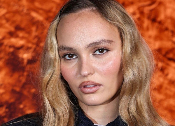 Ρετρό και παραπλανητικά σοφιστικέ: Το «schoolgirl hairstyle» επιστρέφει στα κεφάλια των celebrities