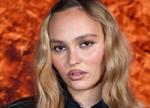 Ρετρό και παραπλανητικά σοφιστικέ: Το «schoolgirl hairstyle» επιστρέφει στα κεφάλια των celebrities