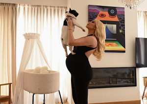 Κατερίνα Καινούργιου: Οι πρώτες φωτογραφίες ως αδειούχα τοκετού έχουν άρωμα τσουρεκιού, τον σύζυγό της και την σκυλίτσα τους