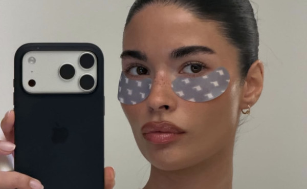 Το viral beauty trick που ενισχύει την αποτελεσματικότητα της κρέμας ματιών σε λιγότερο από 30 λεπτά