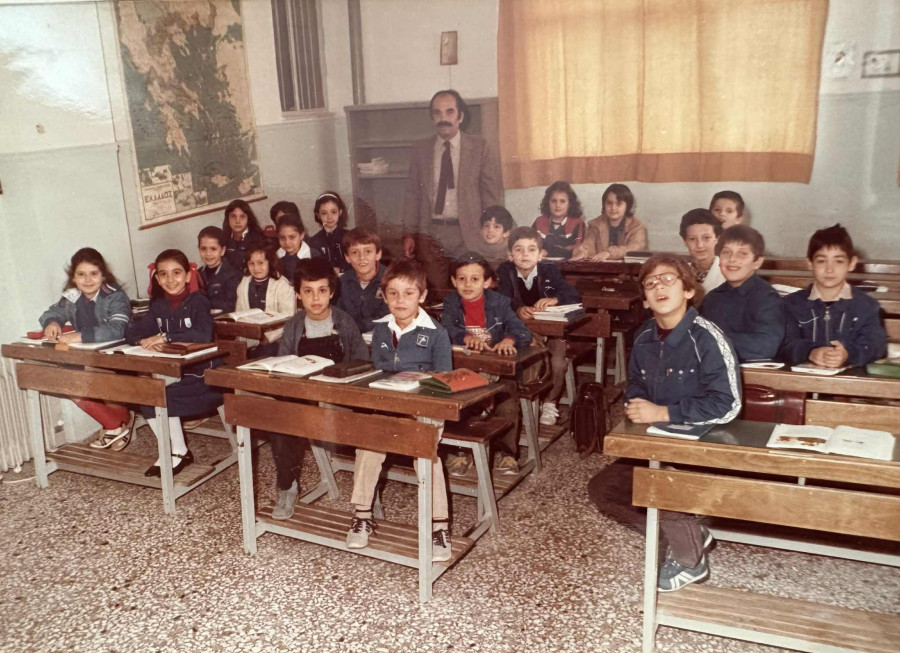 Μαντεύεις ποιος Έλληνας καρδιοκατακτητής κρύβεται ως μαθητής σε αυτή τη φωτογραφία;