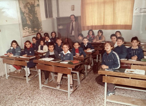 Μαντεύεις ποιος Έλληνας καρδιοκατακτητής κρύβεται ως μαθητής σε αυτή τη φωτογραφία;