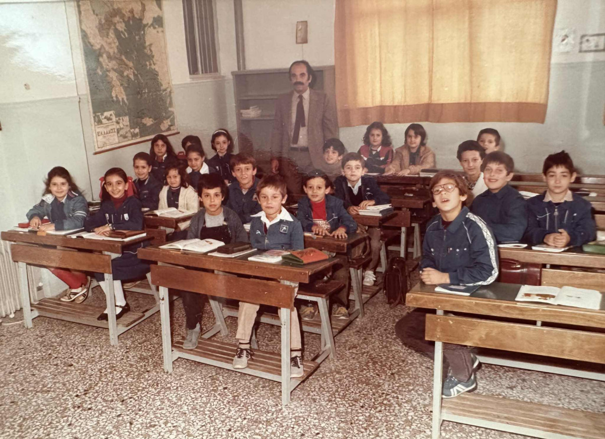 Μαντεύεις ποιος Έλληνας καρδιοκατακτητής κρύβεται ως μαθητής σε αυτή τη φωτογραφία;