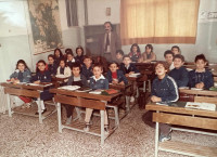 Μαντεύεις ποιος Έλληνας καρδιοκατακτητής κρύβεται ως μαθητής σε αυτή τη φωτογραφία;