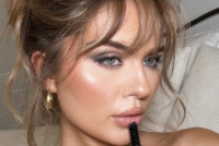 Η φράντζα σε σχήμα «U»: Το μοντέρνο τρικ που αναδεικνύει το πρόσωπο αυτή την άνοιξη