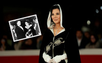 Kris Jenner: Στη Ρώμη με την ιστορική Scorpio κάπα της Elizabeth Taylor από το 1969