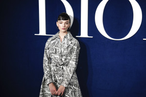 Με χρυσό φόρεμα βγαλμένο από παραμύθι, η Deva Cassel μάγεψε την πασαρέλα του Elie Saab