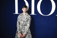 Με χρυσό φόρεμα βγαλμένο από παραμύθι, η Deva Cassel μάγεψε την πασαρέλα του Elie Saab