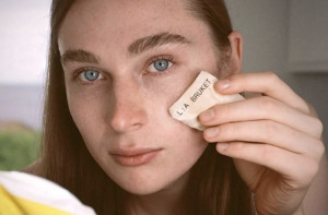 Παγάκια εμποτισμένα με skincare; Αυτό το viral beauty trick γίνεται ανάρπαστο εν μέσω καύσωνα