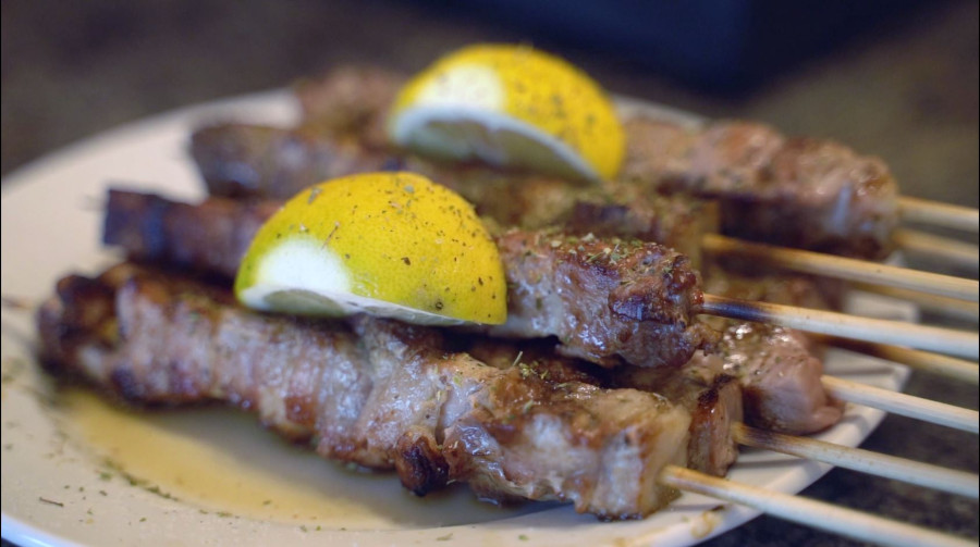 Όπου υπάρχει Ελλάδα: Γιορτάζει την Τσικνοπέμπτη στη Λιβαδειά με σουβλάκι και Γωγώ Τσαμπά!