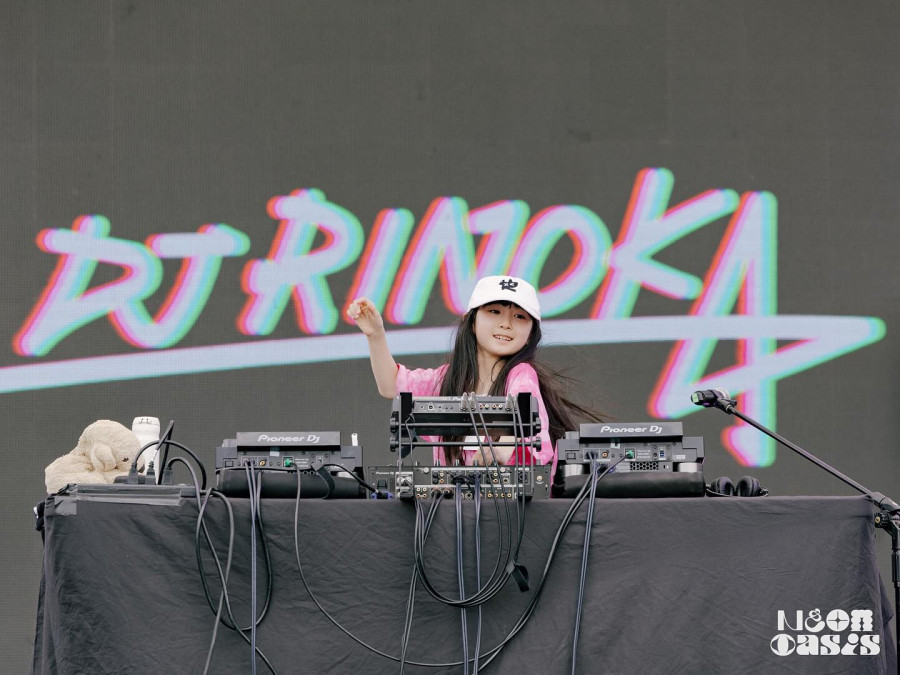 Η 9χρονη DJ Rinoka δείχνει ότι το ταλέντο δεν έχει ηλικία (ούτε όριο)