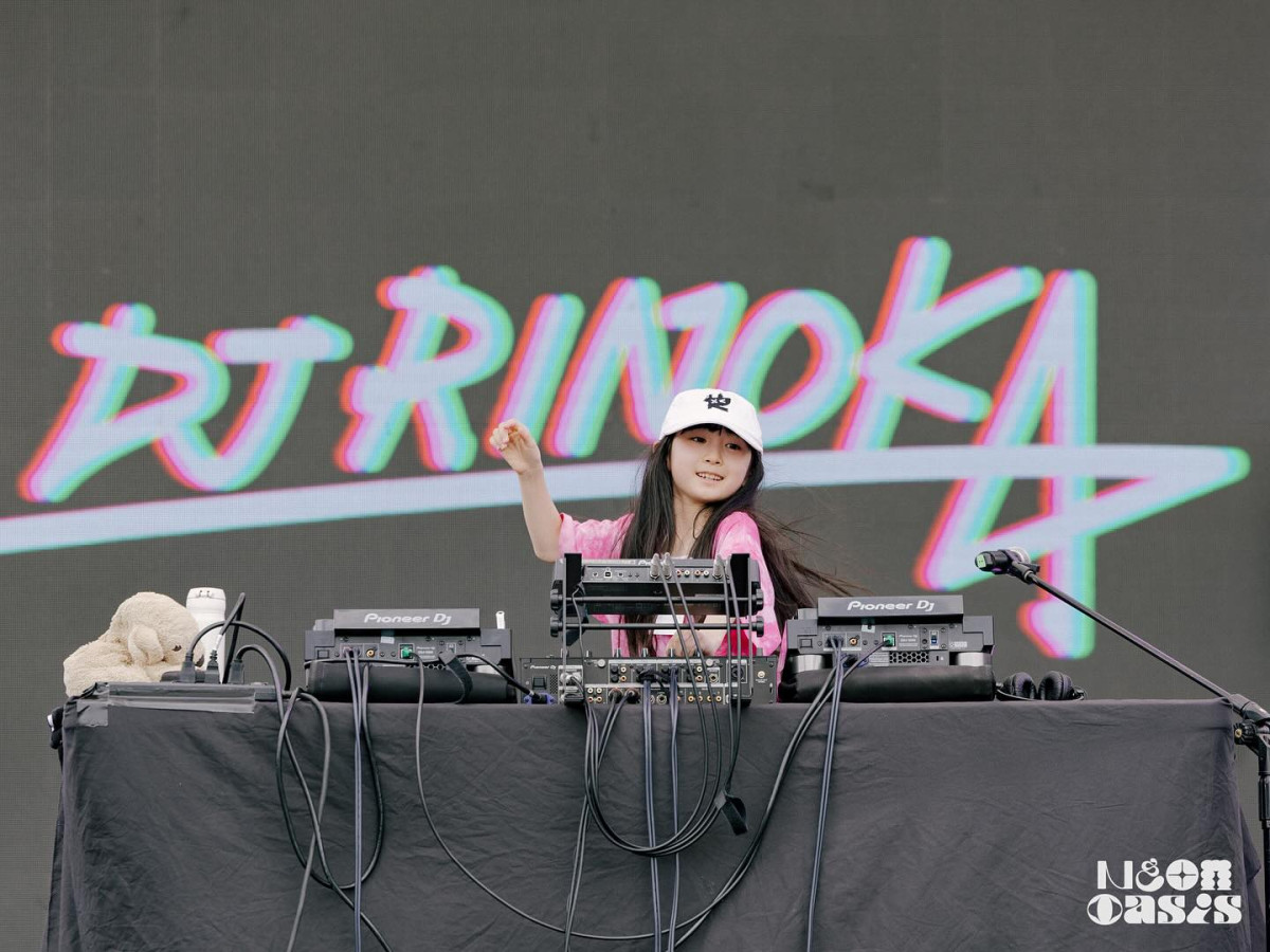 Η 9χρονη DJ Rinoka δείχνει ότι το ταλέντο δεν έχει ηλικία (ούτε όριο)