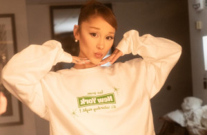 Αγνώριστη, η Ariana Grande εκπλήσσει με ένα ultra-short κούρεμα και τολμηρή micro-φράντζα