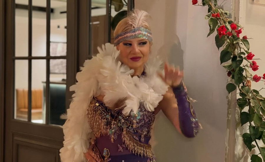 Φαίη Σκορδά: Και ντύθηκε (Τσάρλεστον) και χαρταετό πέταξε (βράδυ) και έφαγε (νηστίσιμα)