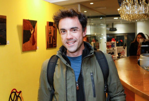 Δημήτρης Κουρούμπαλης: Η επαγγελματική του διαδρομή που δεν έγινε με τον «κλασικό» τρόπο και ο ρόλος της πατρότητας στη ζωή του