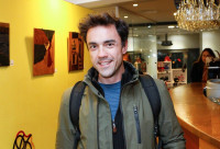 Δημήτρης Κουρούμπαλης: Η επαγγελματική του διαδρομή που δεν έγινε με τον «κλασικό» τρόπο και ο ρόλος της πατρότητας στη ζωή του