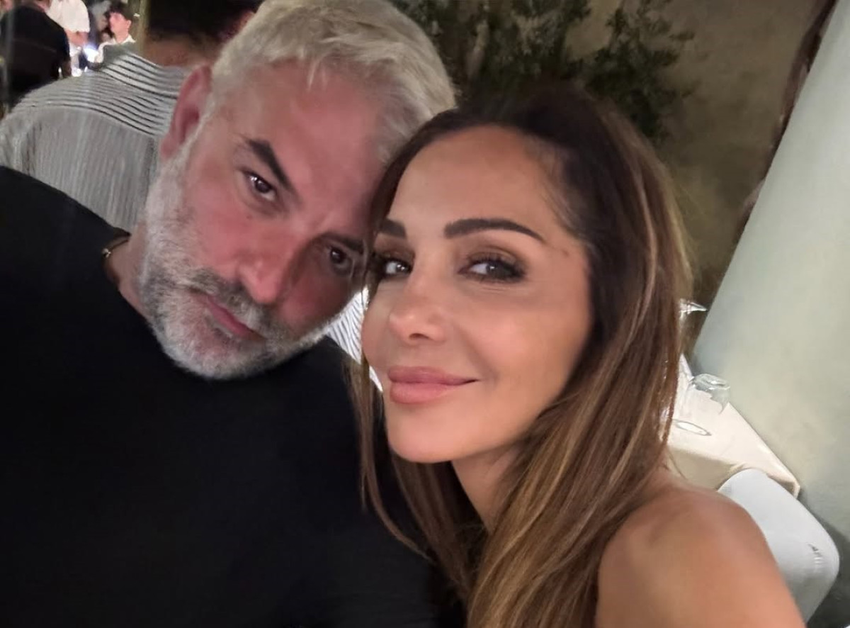 Βασίλης Μπισμπίκης: Είναι πλέον ένας... άλλος στις διακοπές με τη Δέσποινα Βανδή! Η τεράστια αλλαγή στα μαλλιά του