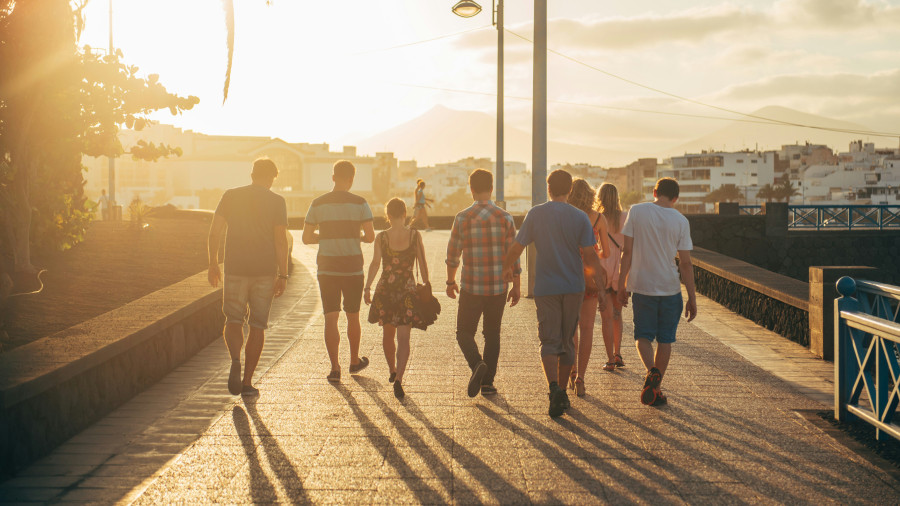 Silent Walking Clubs: Το νέο social trend έχει λιγότερη κουβέντα και περισσότερη ησυχία