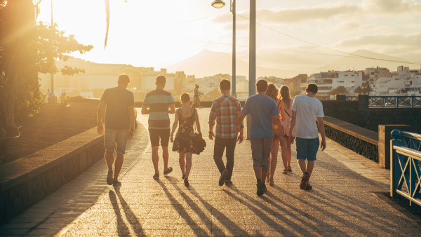 Silent Walking Clubs: Το νέο social trend έχει λιγότερη κουβέντα και περισσότερη ησυχία