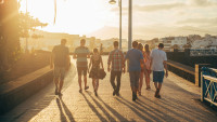 Silent Walking Clubs: Το νέο social trend έχει λιγότερη κουβέντα και περισσότερη ησυχία