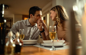 Πρώτο ραντεβού: εκείνες οι ερωτήσεις που μπορούν (πραγματικά) να τα καταστρέψουν όλα