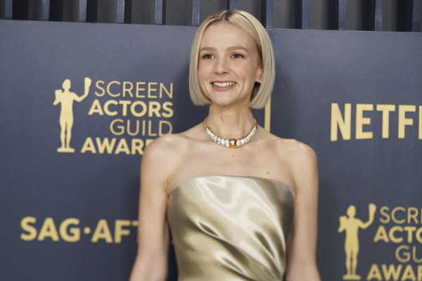 Η Carey Mulligan λανσάρει ένα νέο, super chic κοντό καρέ