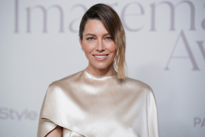 Σμιλεμένα χέρια, τονωμένη πλάτη: Η Jessica Biel αποκαλύπτει το μυστικό πίσω από την αθλητική της σιλουέτα