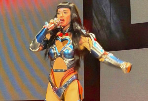 Katy Perry: Η ελληνική παρέα που την είδε σε απόσταση αναπνοής να φιλάει -όχι τον Τριντό- τα χέρια των θαυμαστών της