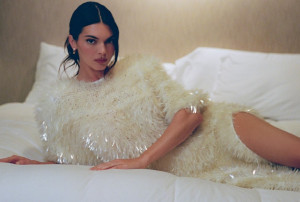 Σας λείπει η έμπνευση; Η Kendall Jenner παρουσιάζει το τέλειο μίνιμαλ μανικιούρ για τις γιορτές