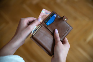 6 πράγματα που δεν πρέπει να κουβαλάς στο πορτοφόλι σου (για τη δική σου ασφάλεια)