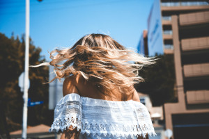 Piecey waves: Τα μαλλιά που λανσάρουν ήδη οι celebs για το καλοκαίρι