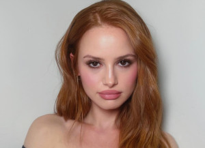 “Mistletoe Makeup”: Το viral trend κάνει τη χειμερινή ομορφιά πιο flirtier από ποτέ