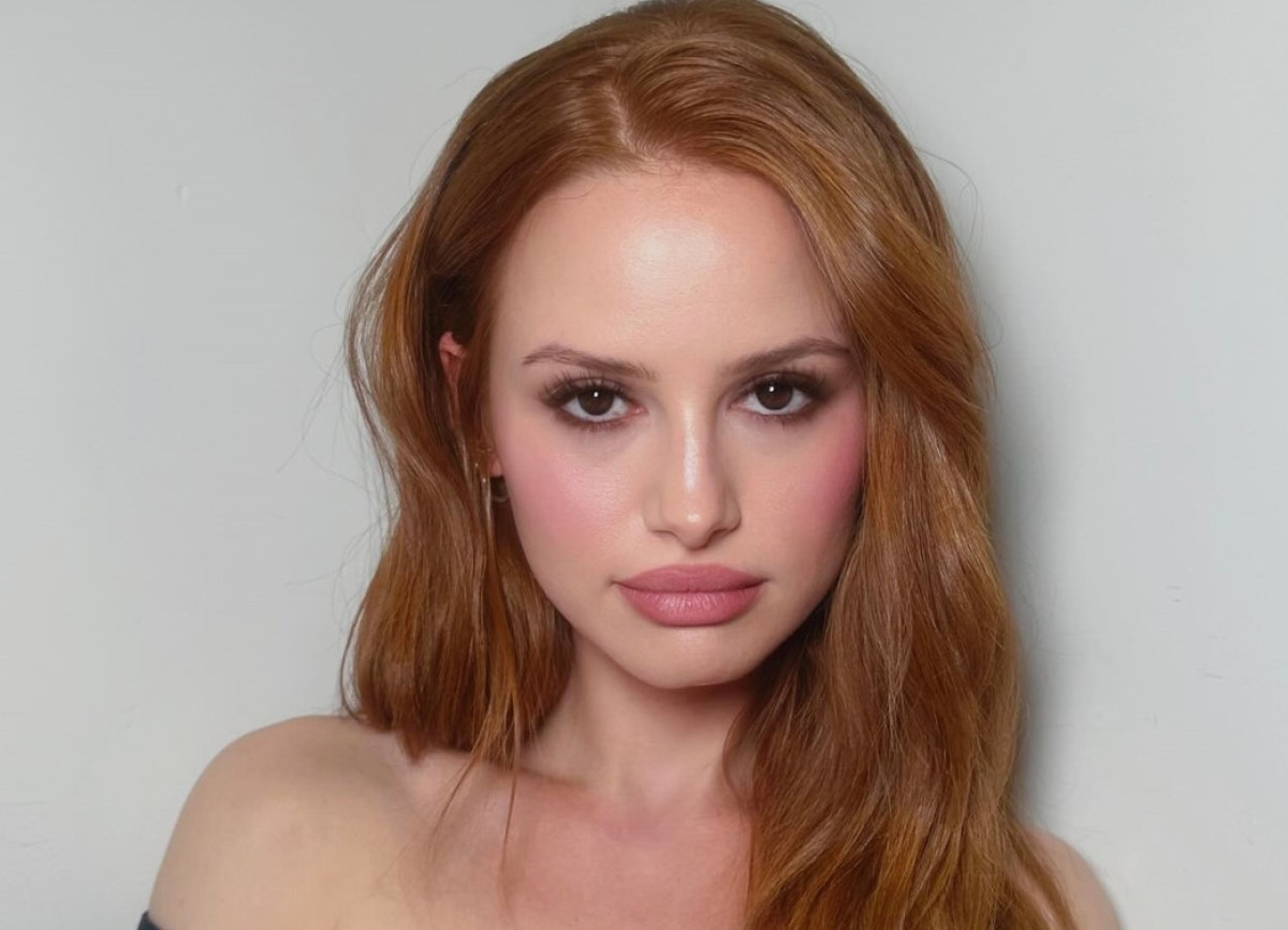 “Mistletoe Makeup”: Το viral trend κάνει τη χειμερινή ομορφιά πιο flirtier από ποτέ