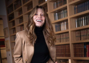 Carla Bruni: Γιόρτασε τα 58 της με συμβολικό βίντεο από την πασαρέλα