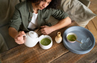 Τι είναι το Hōjicha, αυτό το πράσινο τσάι που θα μπορούσε να αντικαταστήσει το matcha