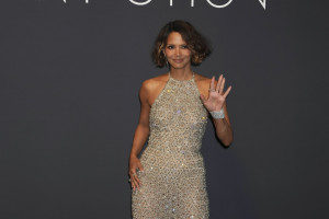 Η Halle Berry μόλις αποκάλυψε το foundation που την βοηθά στις εξάψεις της περιεμμηνόπαυσης