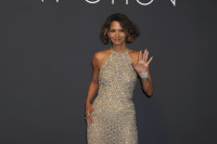Η Halle Berry μόλις αποκάλυψε το foundation που την βοηθά στις εξάψεις της περιεμμηνόπαυσης