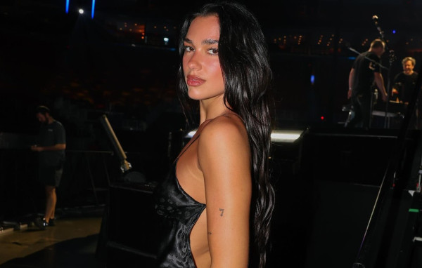 Για να αναδείξει το πιο κλασικό βερνίκι, η Dua Lipa τολμά μια διακριτική λεπτομέρεια που κάνει τη διαφορά