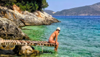 Ελεονώρα Μελέτη: Μπέρδεψε τις παραλίες νομίζοντας ότι ποζάρει σε αυτή του Λοχαγού Κορέλι αλλά την επανέφεραν στην τάξη