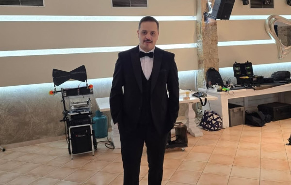 Αλέξανδρος Τσουβέλας: Αν είσαι workaholic θα ταυτιστείς με αυτό που παθαίνει όταν δεν δουλεύει!