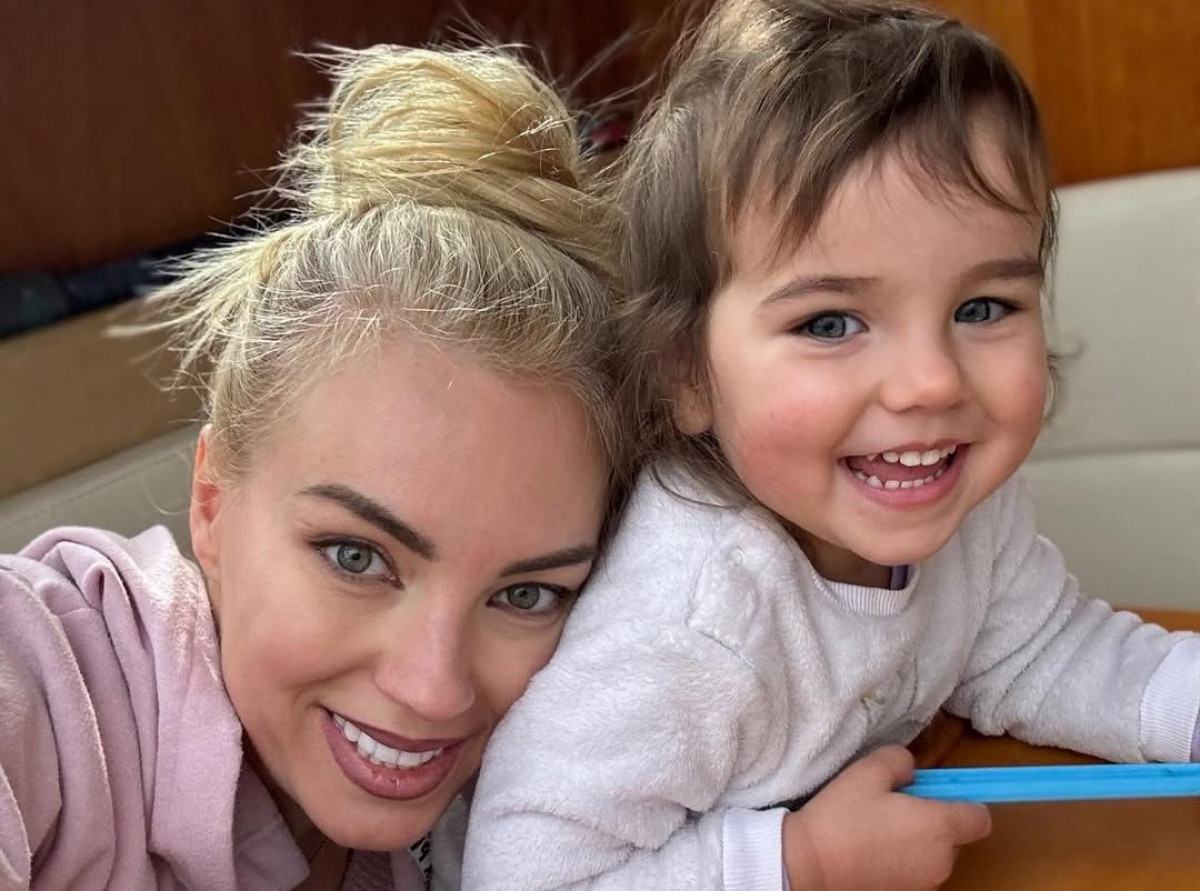 Τζούλια Νόβα: Δεν θα πιστέψεις τι βάζει η κόρη της στο καροτσάκι για να το πάει βόλτα αντί για κούκλες!