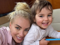 Τζούλια Νόβα: Δεν θα πιστέψεις τι βάζει η κόρη της στο καροτσάκι για να το πάει βόλτα αντί για κούκλες!