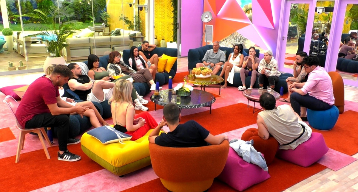 Big Brother: Αθλοπεδίες και 6 υποψήφιοι ( 1 +5 από τους 11 που μπορούσαν να ψηφιστούν)
