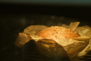 Ξέχνα ψαλίδια και χάρακες: Αυτός είναι ο πιο γρήγορος τρόπος να στρώσεις λαδόκολλα σε ένα ταψί