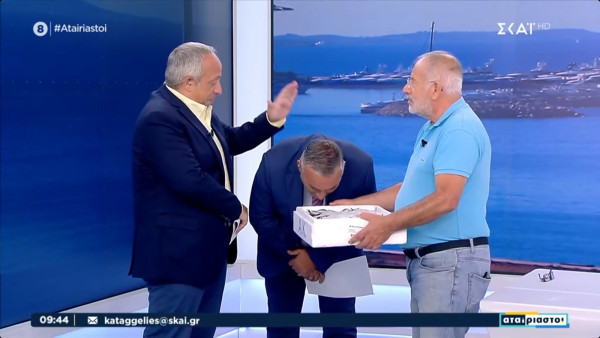 Επική στιγμή στους Αταίριαστους: Ο Μυτιληνιός συνεργάτης τους μπούκαρε στο πλατό με μια κασέλα σαρδέλες!