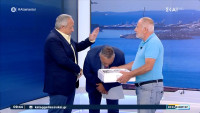 Επική στιγμή στους Αταίριαστους: Ο Μυτιληνιός συνεργάτης τους μπούκαρε στο πλατό με μια κασέλα σαρδέλες!