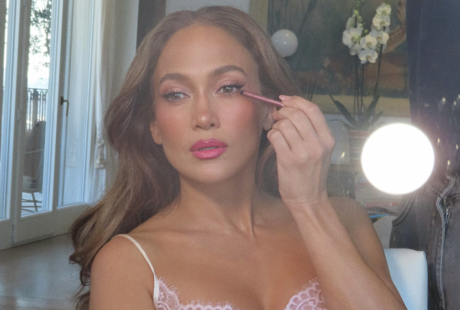 Μακιγιάζ: Barbie pink, ο απρόσμενος σύμμαχος για λαμπερή όψη μετά τα 50