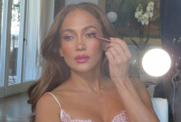 Μακιγιάζ: Barbie pink, ο απρόσμενος σύμμαχος για λαμπερή όψη μετά τα 50